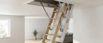 Klappmechanismus einer Bodentreppe im Detail
