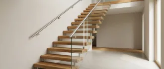 Freitragende Bolzentreppe mit Holzstufen in einem modernen Wohnhaus