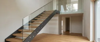 Wangen-Bolzentreppe mit integriertem Geländer in einem modernen Wohnhaus
