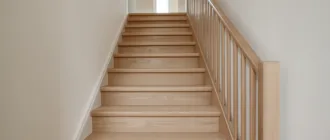 Gut proportionierte Treppe mit gleichmäßigen Stufen und hellem Holzhandlauf