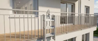 Klappbare Feuerleiter an einem Balkongeländer montiert