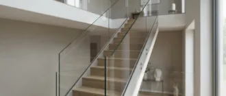 Rahmenloses Ganzglasgeländer an einer Innentreppe