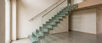 Moderne Treppe mit tragenden Glasstufen und Stahlkonstruktion