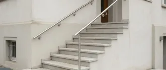 Edelstahl-Handlauf an einer Außentreppe