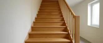 Fertige DIY-Holztreppe aus hellem Eichenholz