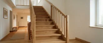 Klassische Wangentreppe aus Eichenholz in einem Wohnhaus