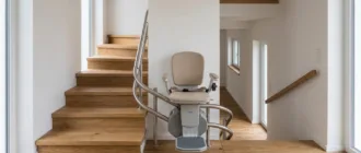 Kurventreppenlift mit individuell gebogener Schiene an einer gewendelten Treppe