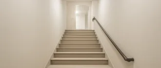 Heller, großzügig bemessener Treppenraum in einem Mehrfamilienhaus