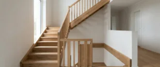 Podesttreppe mit Zwischenpodest und Richtungswechsel im Treppenhaus