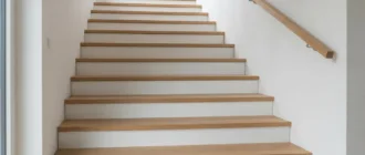 Setzstufen in Weiß an einer Holztreppe mit sichtbarer Stufenstruktur