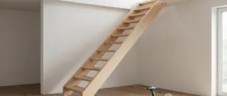 Treppenbausatz während der Montage an einer Innentreppe