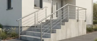 Edelstahl-Treppengeländer an einer Außentreppe zum Hauseingang