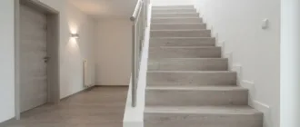 Treppenkantenprofil aus Aluminium an einer Treppenstufe