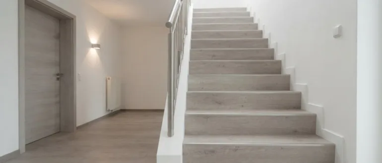 Treppenkantenprofil aus Aluminium an einer Treppenstufe