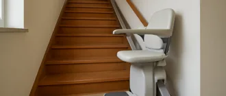 Montierter Treppenlift an einer geraden Innentreppe