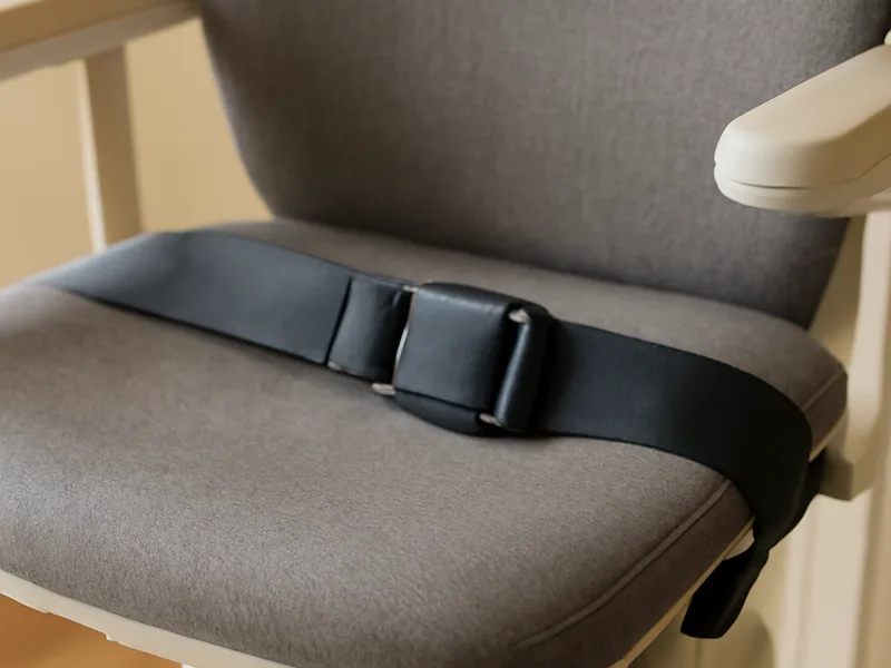 Sicherheitsgurt an einem Treppenlift-Sitz im Detail