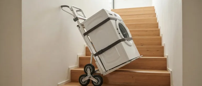 Manueller Treppensteiger mit Last auf einer Innentreppe