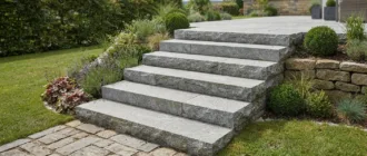 Außentreppe aus grauen Granit-Blockstufen im Garten
