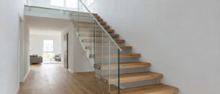 Freitragende Bolzentreppe mit offener, schwebender Optik im Wohnraum