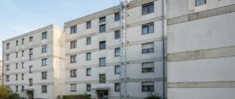 Fest installierte Steigleiter mit Rückenschutz an einer Hausfassade