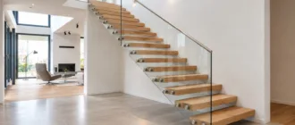 Freitragende Treppe mit einseitig in der Wand verankerten Stufen