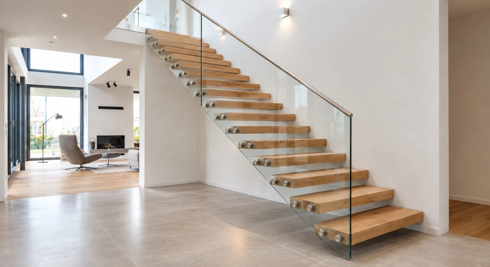 Freitragende Treppe mit einseitig in der Wand verankerten Stufen