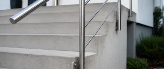 Edelstahl-Geländerpfosten mit seitlicher Montage an einer Treppe
