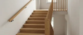 Handlauf aus geöltem Eichenholz an einer Innentreppe