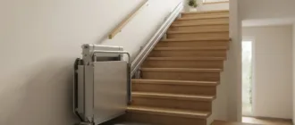 Plattformlift mit breiter Plattform an einer Innentreppe