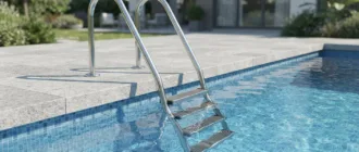 Edelstahl-Poolleiter am Beckenrand eines Einbaupools
