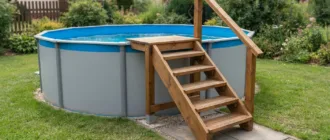 Selbstgebaute Holztreppe am Rand eines Aufstellpools im Garten