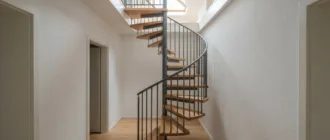 Feste Spindeltreppe als Zugang zu einem ausgebauten Dachgeschoss