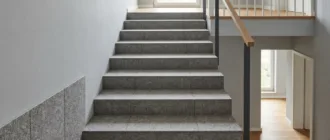 Selbstklebende Nadelfilz-Teppichfliesen auf einer Treppenstufe