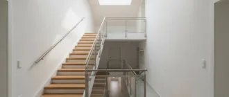 Treppenauge einer Wendeltreppe mit Blick von oben in den freien Luftraum