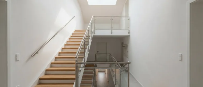 Treppenauge einer Wendeltreppe mit Blick von oben in den freien Luftraum