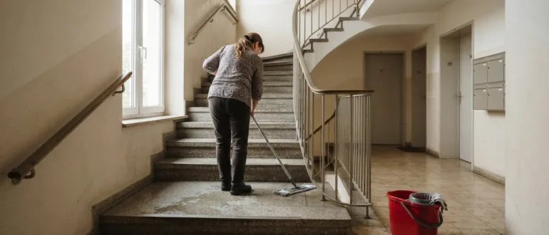 Reinigung eines Treppenhauses in einem Mehrfamilienhaus