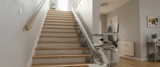 Sitzlift an einer geraden Innentreppe, wie er häufig zur Miete angeboten wird